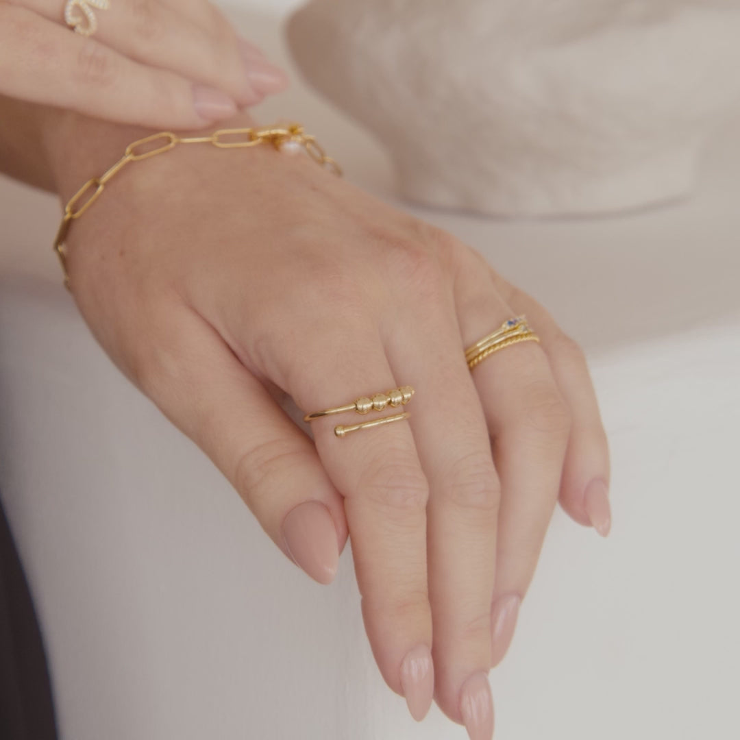 Moderner drehbarer Ring mit Perlen