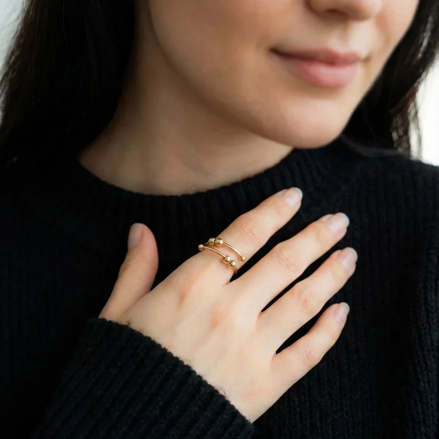 Moderner drehbarer Ring mit Perlen
